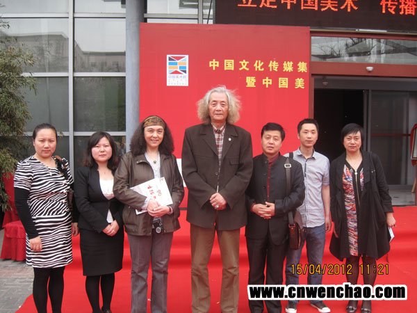 艺术天成杂志社总经理杨焦点【右三】、通联部主任宁文艳【左一】及杂志社记者在中国美术院揭幕式上与王仲合影 艺术天成杂志社总经理杨焦点【右三】、通联部主任宁文艳【左一】及杂志社记者在中国美术院揭幕式上与王仲合影