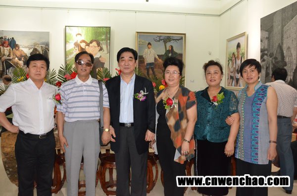 杨焦点与中国文化力发展研究中心常务副主席杜彦吉(左三)、朱作芳、田晶丽等合影 中国文化力发展研究中心常务副主席杜彦吉