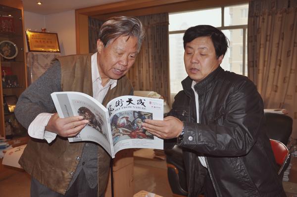 《艺术天成》总编辑杨焦点正在与著名书法家任玉岭先生一起做书法交流