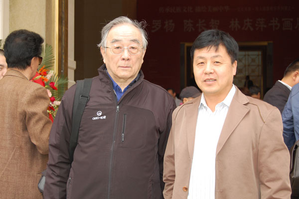 赵又弘与《艺术天成》杂志总编杨焦点合影(于展览现场)