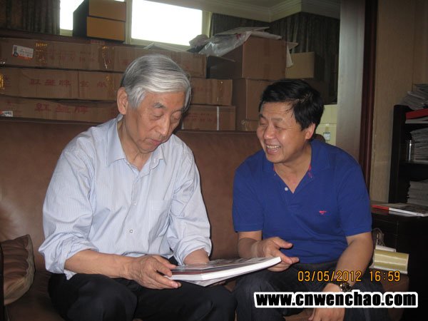 艺术天成杂志社总编杨焦点与中国书法家协会主席张海在画室交流 艺术天成杂志社总编杨焦点与中国书法家协会主席张海在画室交流