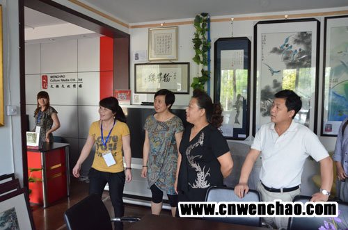 焦点娱乐总经理杨焦点邀请田晶丽参观收藏作品 焦点娱乐总经理杨焦点邀请田晶丽参观收藏作品