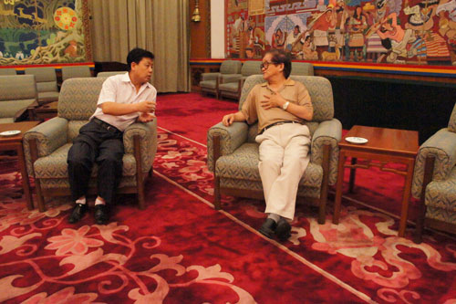 总编辑杨焦点与曹明冉在人民大会堂宴会厅交谈 总编辑杨焦点与曹明冉在人民大会堂宴会厅交谈