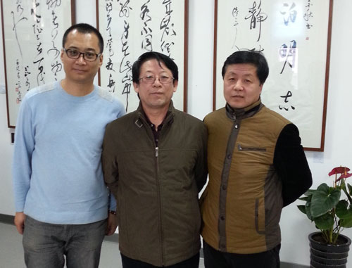 张家口市美协主席钱宗飞(中)与《艺术天成》总编辑杨焦点(右)、策划部经理高伟(左)合影