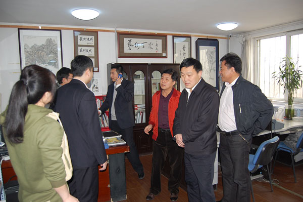 总编杨焦点带领大家参观《艺术天成》编辑部