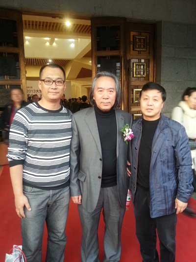 天津美术学院美术馆馆长、天津美术家协会副主席霍春阳(中)与总编辑杨焦点(右)、策划经理高伟合影(左)合影