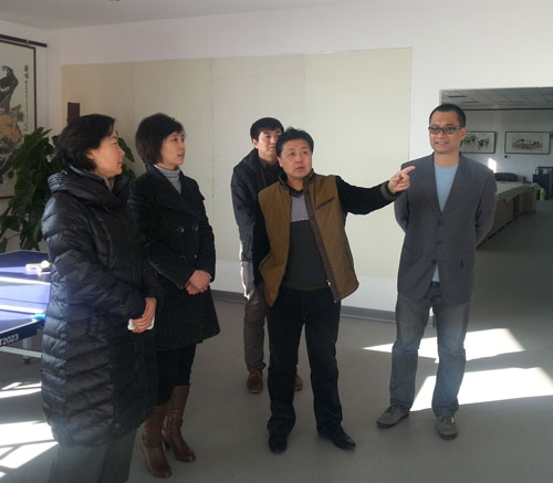 杨焦点总编辑带领宾客参观画院
