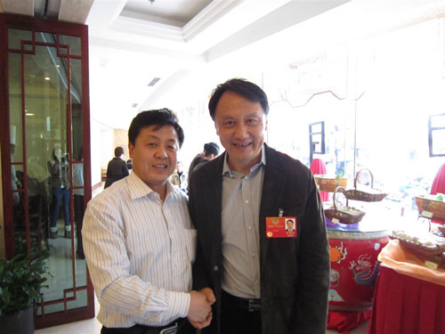 总编辑杨焦点与王明明合影
