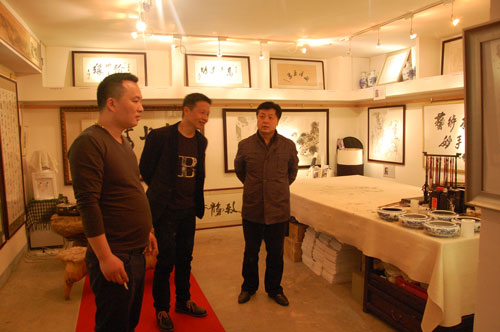 总编辑杨焦点带领宾客参观大C画廊