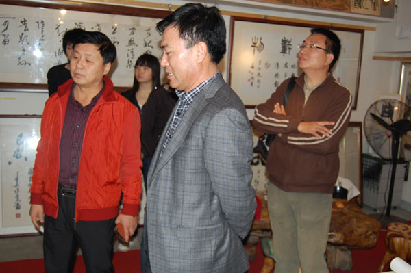 总编辑杨焦点陪同中基华领导参观大C画廊