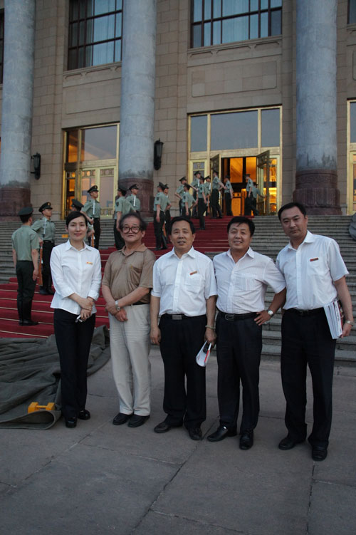 《艺术天成》总编辑杨焦点与著名画家曹明冉和人民大会堂管理局办公室副主任龙叶凤及李景祥在人民大会堂门前合影 《艺术天成》总编辑杨焦点与著名画家曹明冉和人民大会堂管理局办公室副主任龙叶凤及李景祥在人民大会堂门前合影