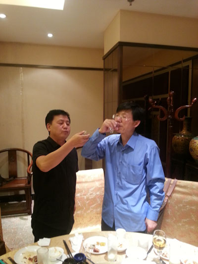 上海刘海粟美术馆研究员徐镕与《艺术天成》总编辑杨焦点举杯