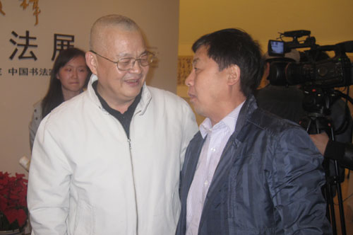 画展主人《美术观察》主编、中国书法家协会理事与《艺术天成》总编辑杨焦点合影