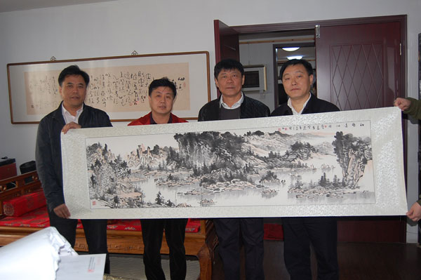 总编杨焦点(左二)与京乐坊董事长阎立耕(左一)、天通苑经理田再琦(右二)、湖口县副县长黄祖缘(右一)合影