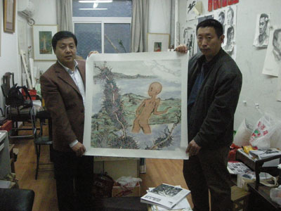 当代画家汪港清(右一)向焦点文化杨总(左一)赠画