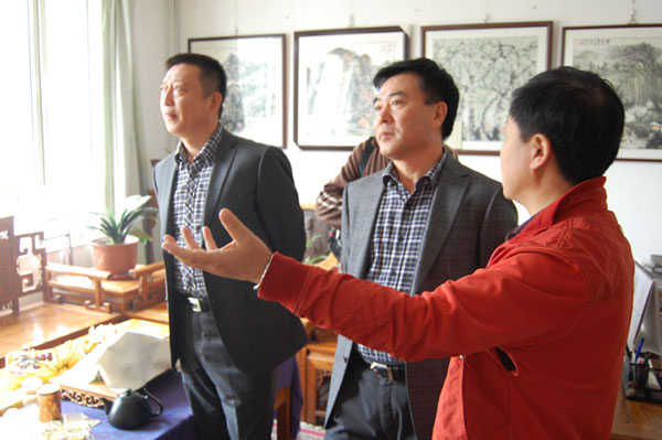 总编辑杨焦点陪同中基华领导欣赏字画