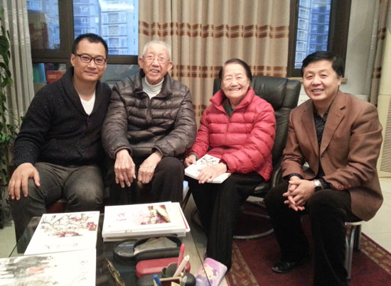 王琦夫妇与《艺术天成》总编辑杨焦点(右)、策划部经理高伟(左)合影