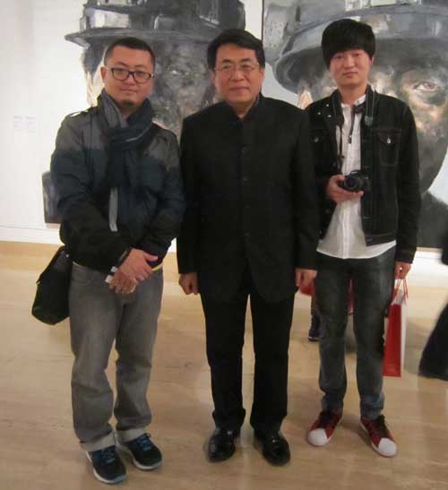 中国美术家协会理事、中国油画学会理事杨飞云与《艺术天成》主编杨洋(左)、美术编辑李晶(右)合影