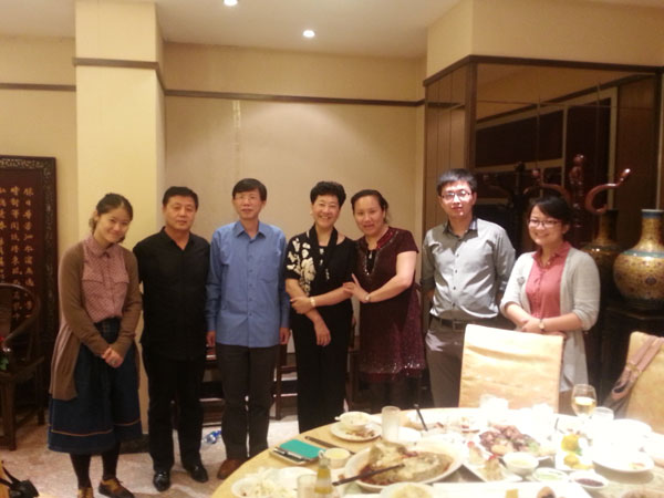 刘海粟女儿刘蟾(右四)、上海刘海粟美术馆研究员徐镕(左三)与《艺术天成》总编辑杨焦点(左二)、通联部主任宁文艳(右三)合影
