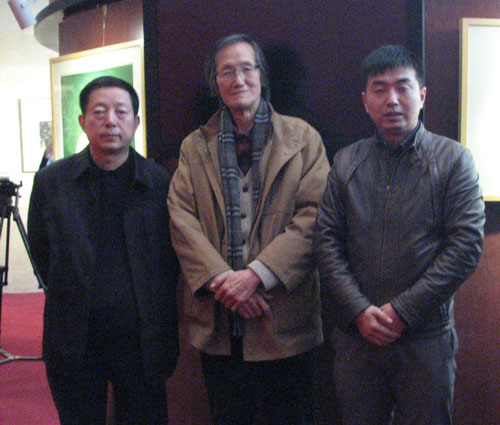 中国版画院长王炜(中)与《艺术天成》市场部经理林少云(右)合影